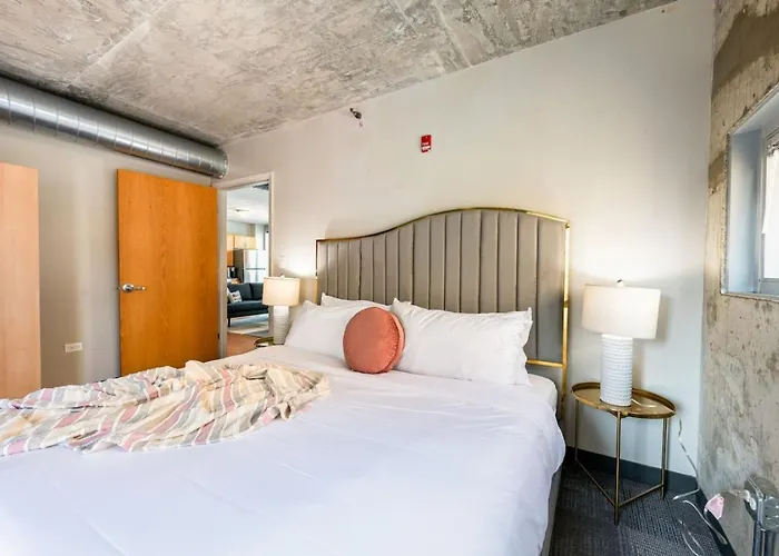 Downtown 9bd - Sleep 18 -