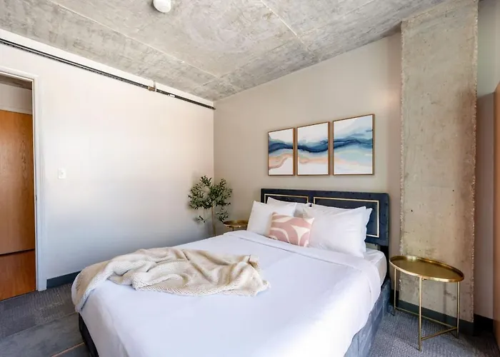 Downtown 9bd - Sleep 18 - *